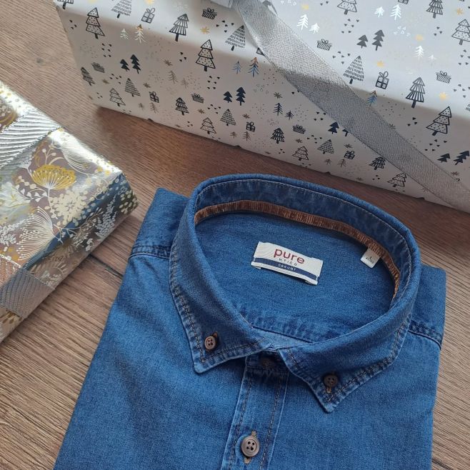 Džínová košile je zpět! Měkká, pohodlná a natolik univerzální, že si ji klidně můžete od partnera půjčit. 💙😉 A pokud pořád...