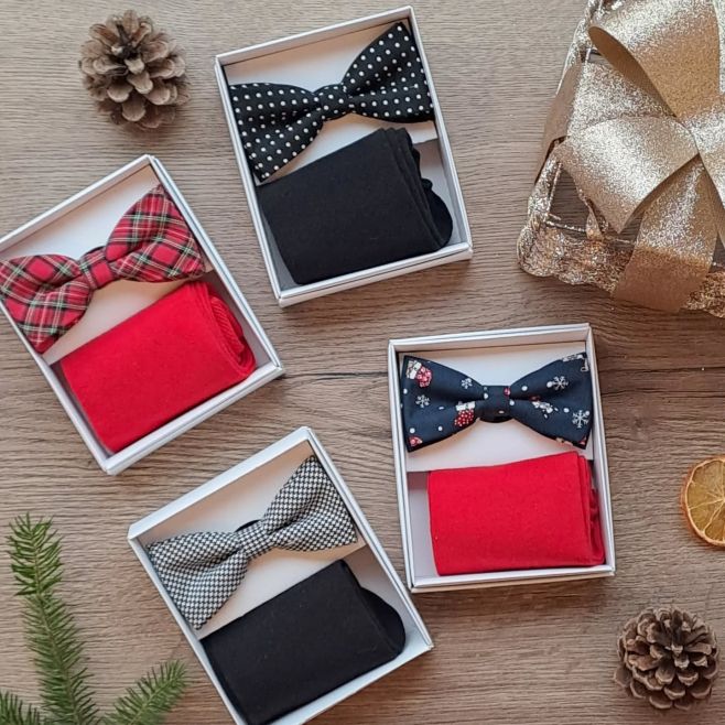 🎁 Malé vánoční dárky, které potěší. Třeba motýlek v sadě s ponožkami – milá drobnost pod stromeček. 🎄 ✨ Vybírejte zboží s...